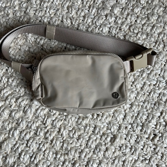 Lululemon Trench belt bag - Picture 1 of 3
